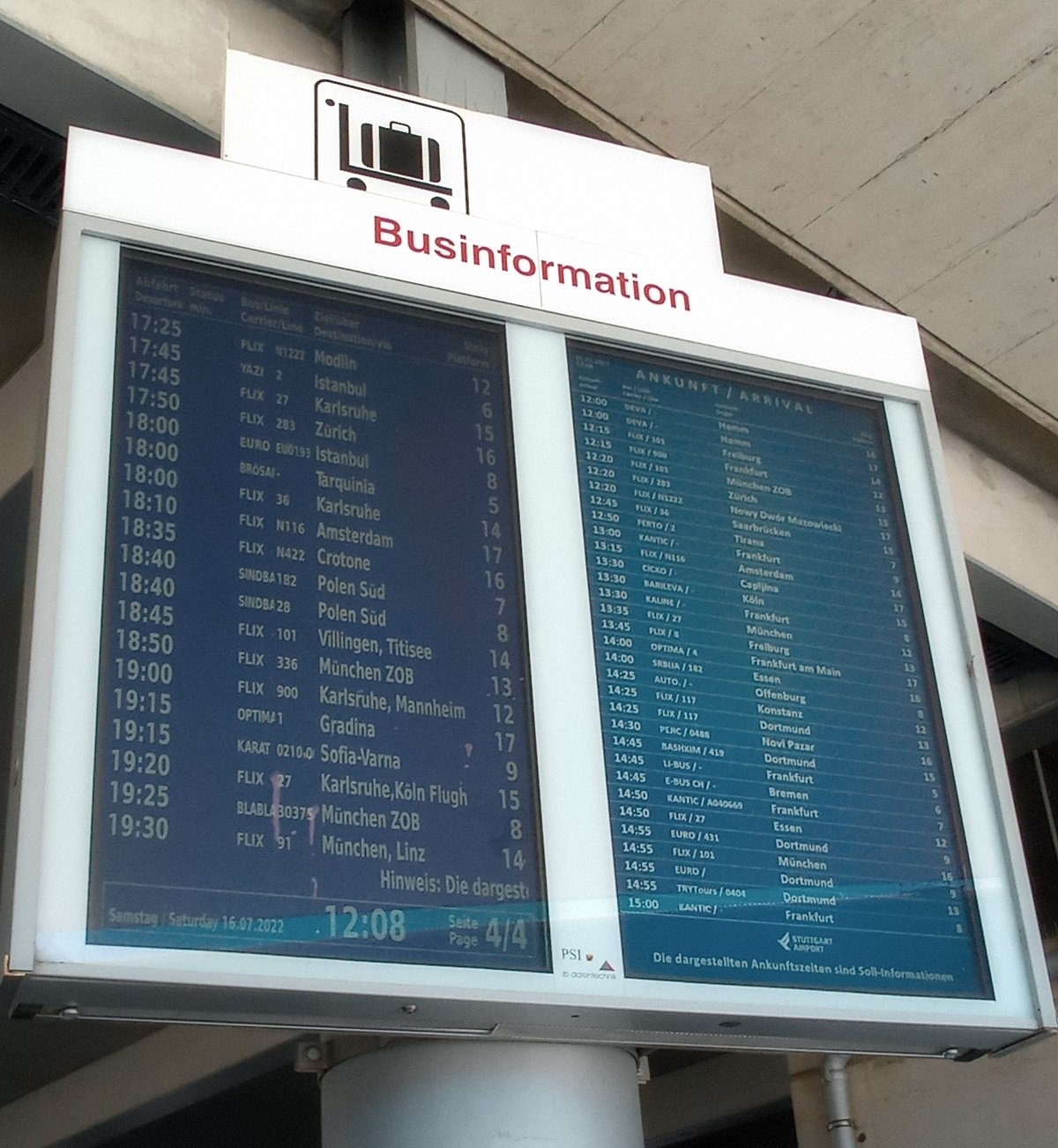 Information am Flughafen-Terminal der Fernreisebusse