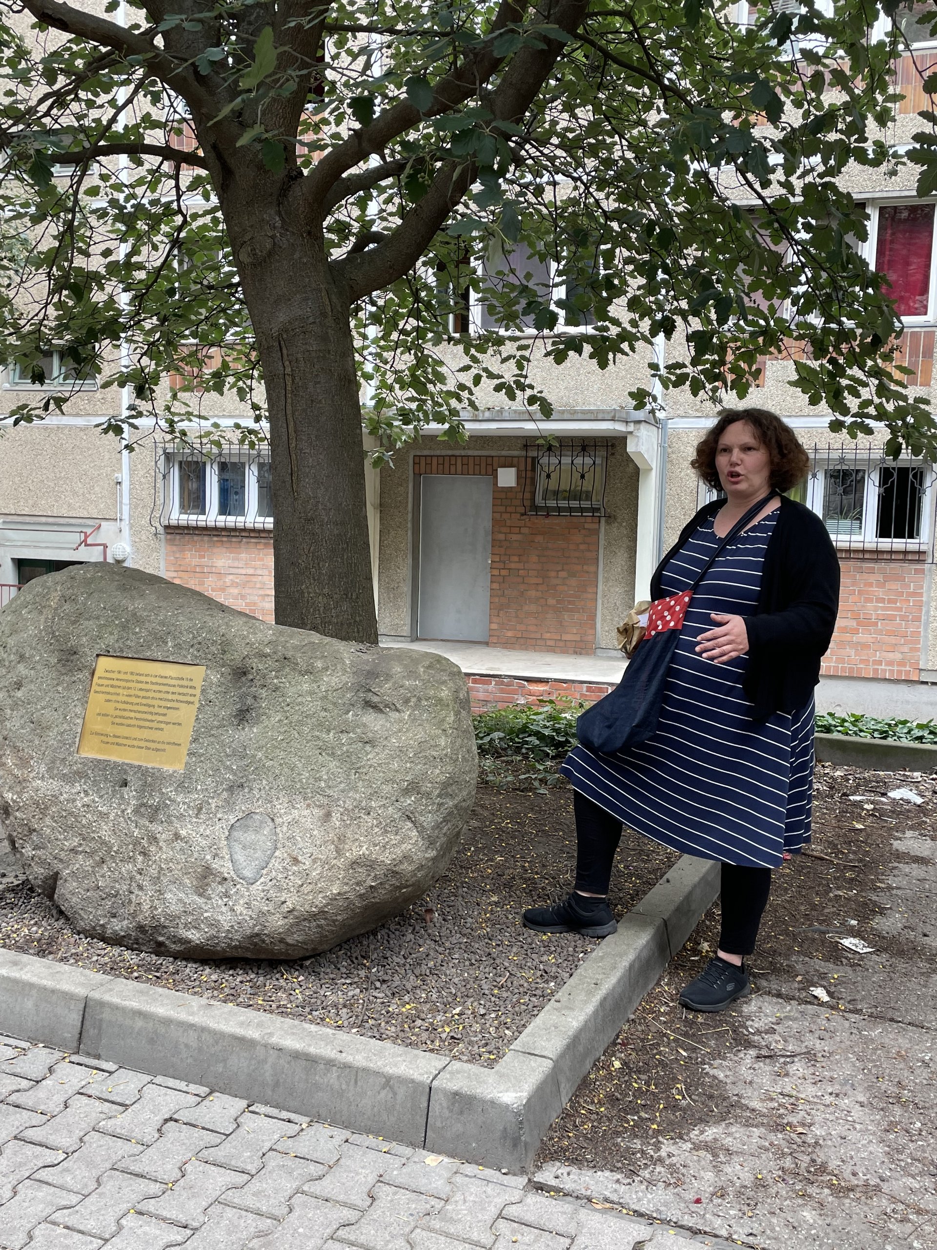 Am Gedenkstein mit Anne Kupke