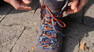 Wanderschuh mit Regenbogenschnürsenkeln