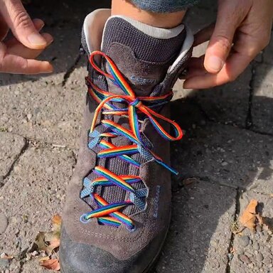 Wanderschuh mit Regenbogenschnürsenkeln