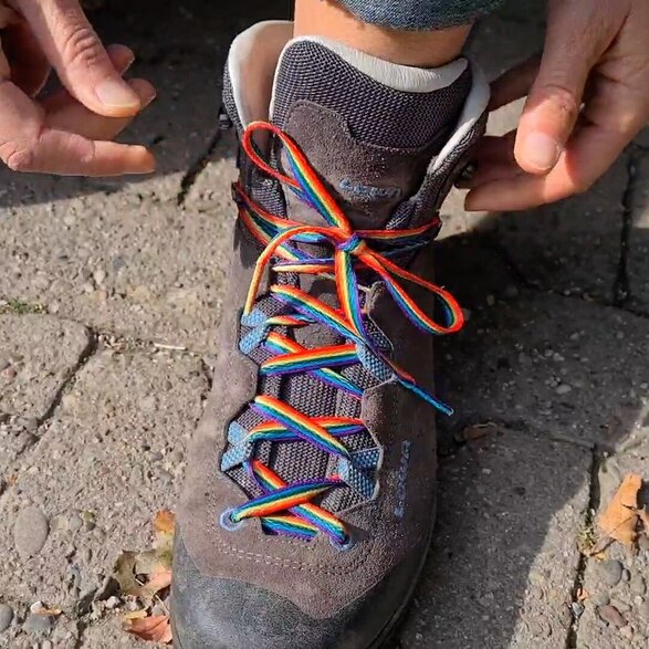 Wanderschuh mit Regenbogenschnürsenkeln