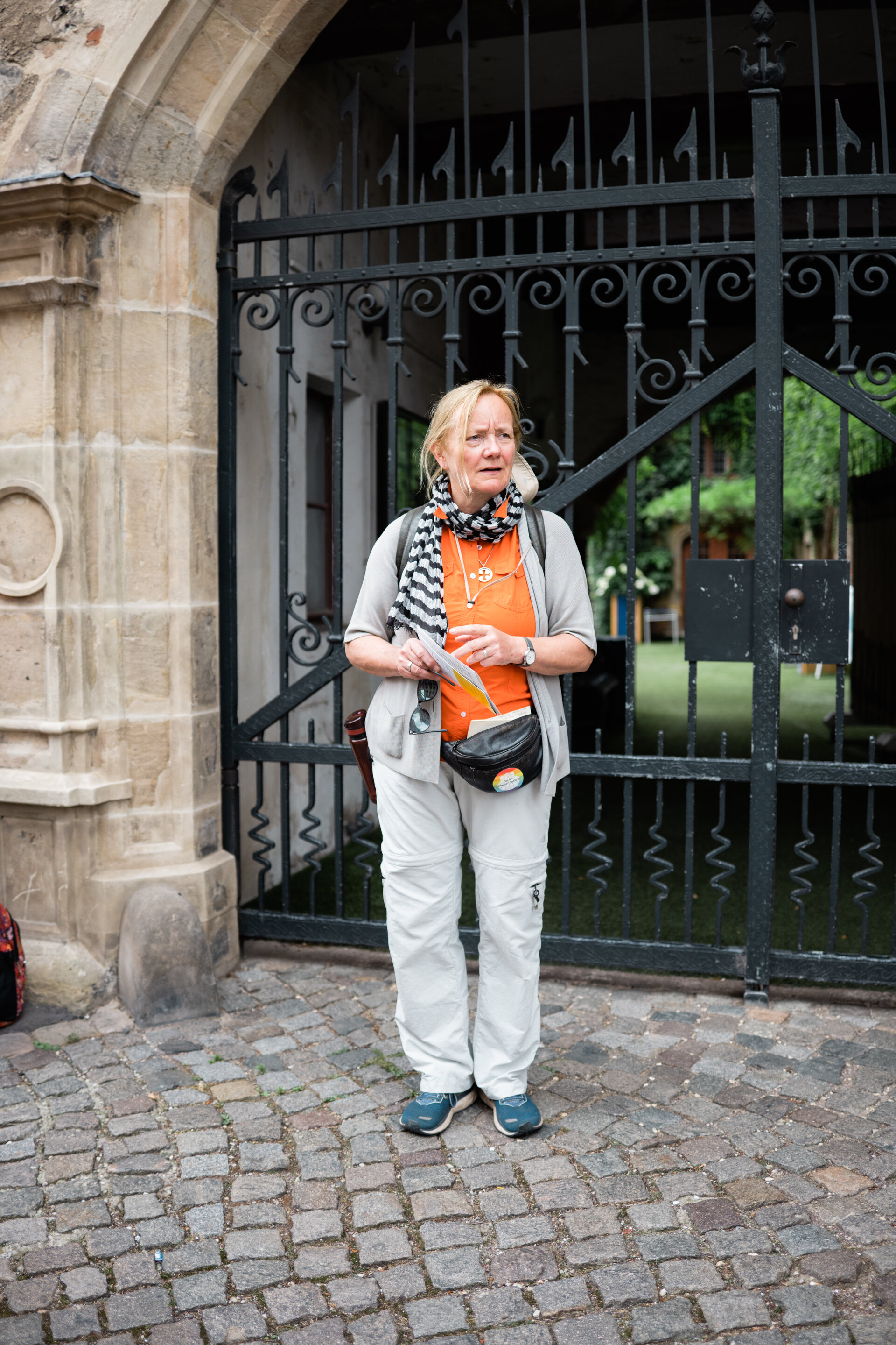 Carola Ritter an der ehemaligen Hebammenschule