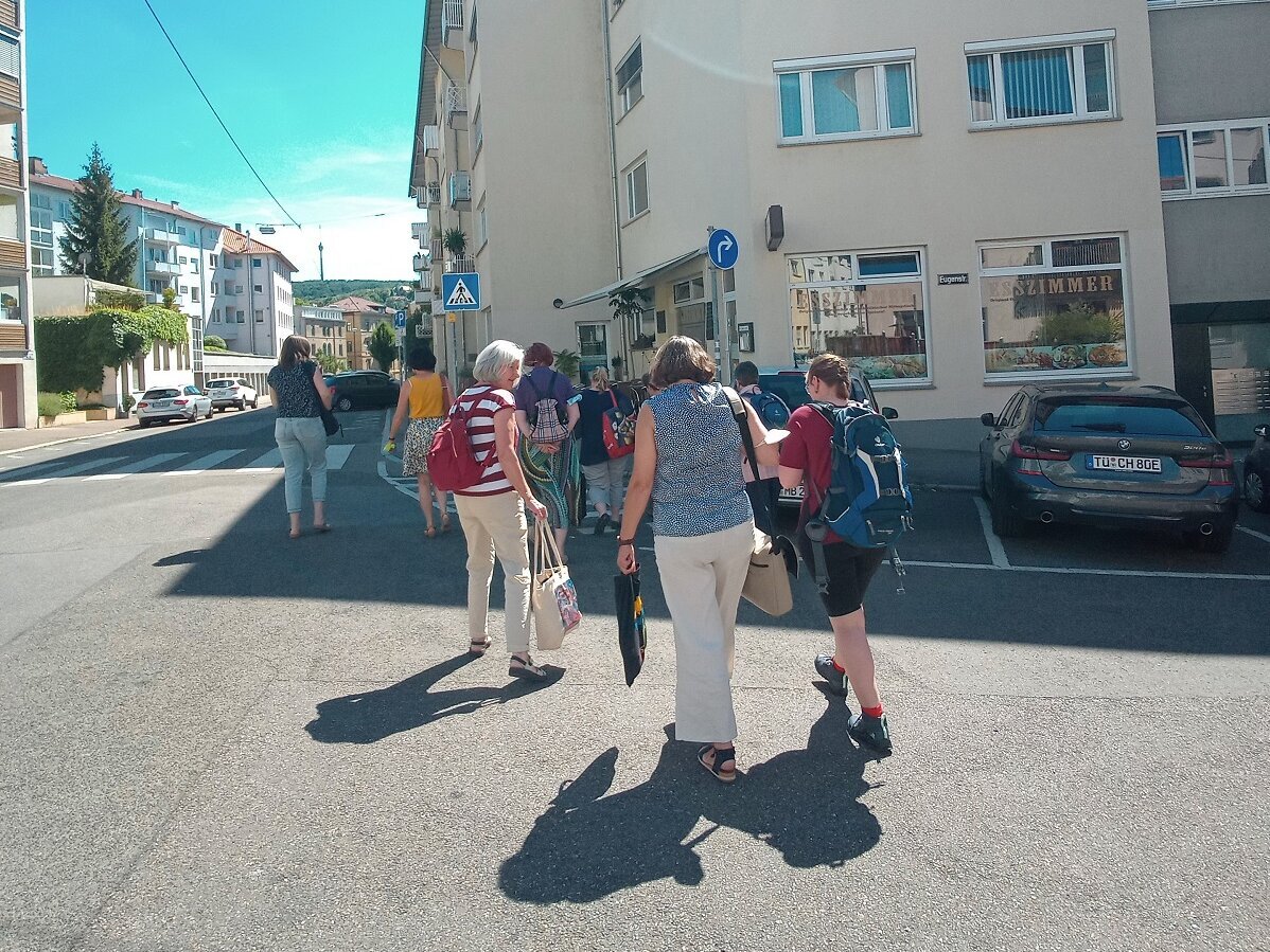 Weg zum Landgericht, im Hintergrund der Fernsehturm