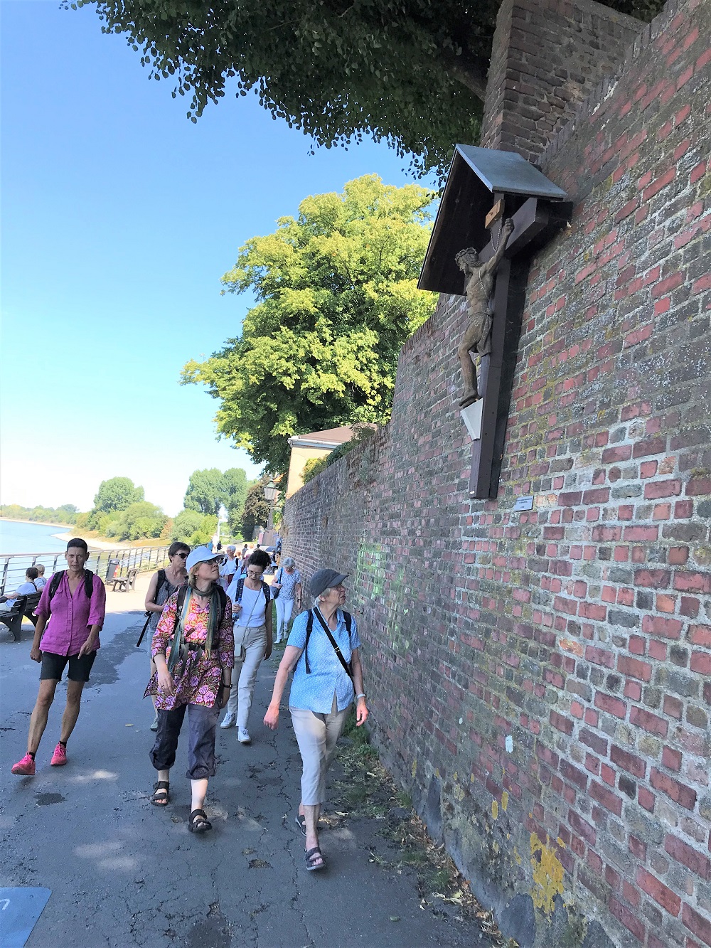 Auf dem Weg in Kaiserswerth entlang des Rheinufers