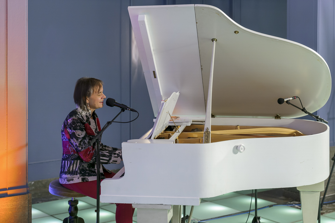 Uta Fehlberg, Jazzpianistin, am Flügel auf der Eröffnungsveranstaltung der Pilgerinitiative "Go for Gender Justice", 1.2.2022, Berlin 