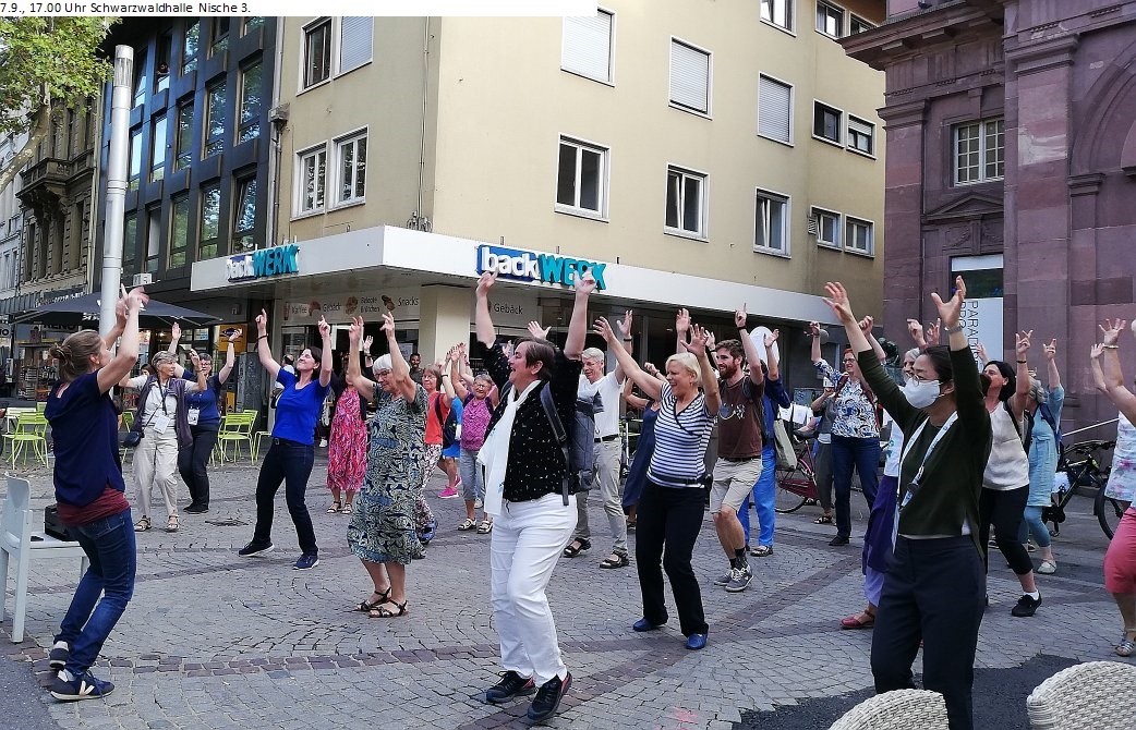 Tanz von der Kirche auf die Straße