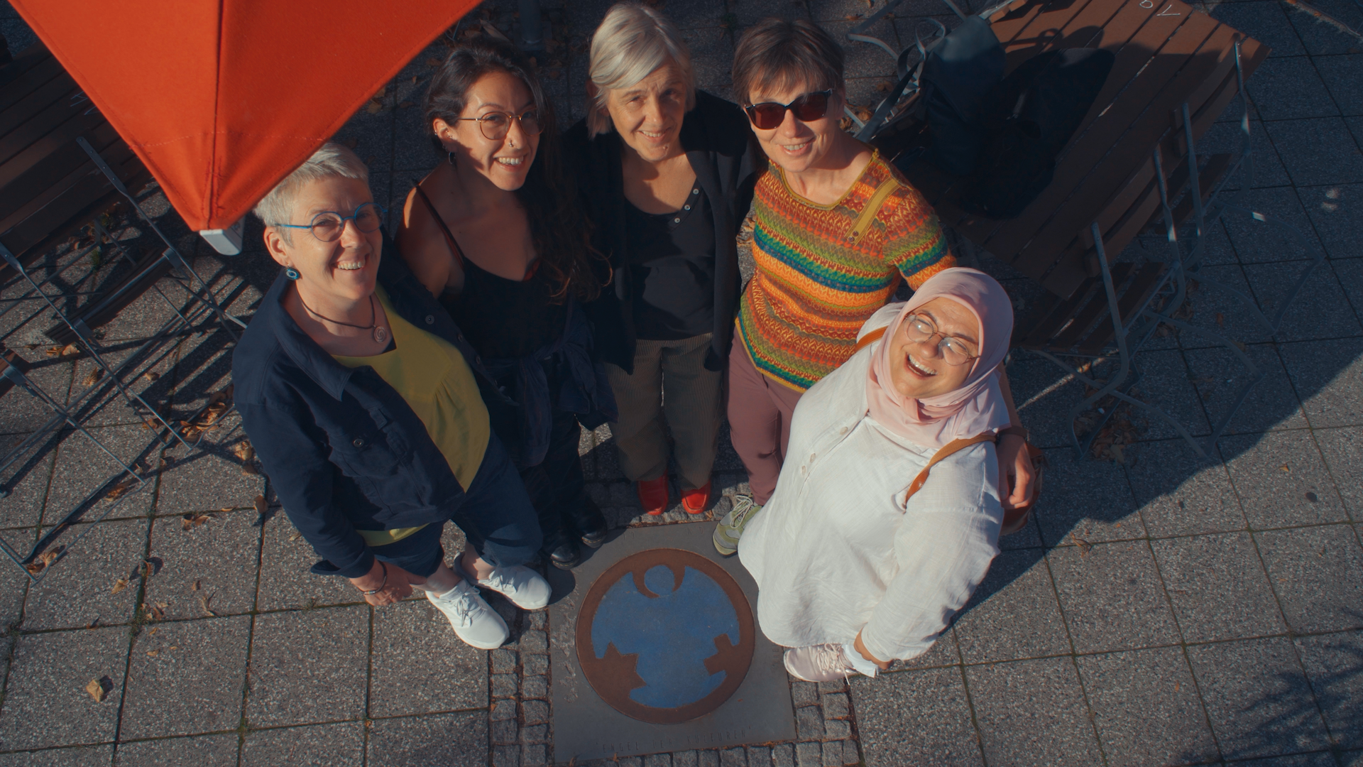 Fünf Frauen schauen nach oben in die Kamera