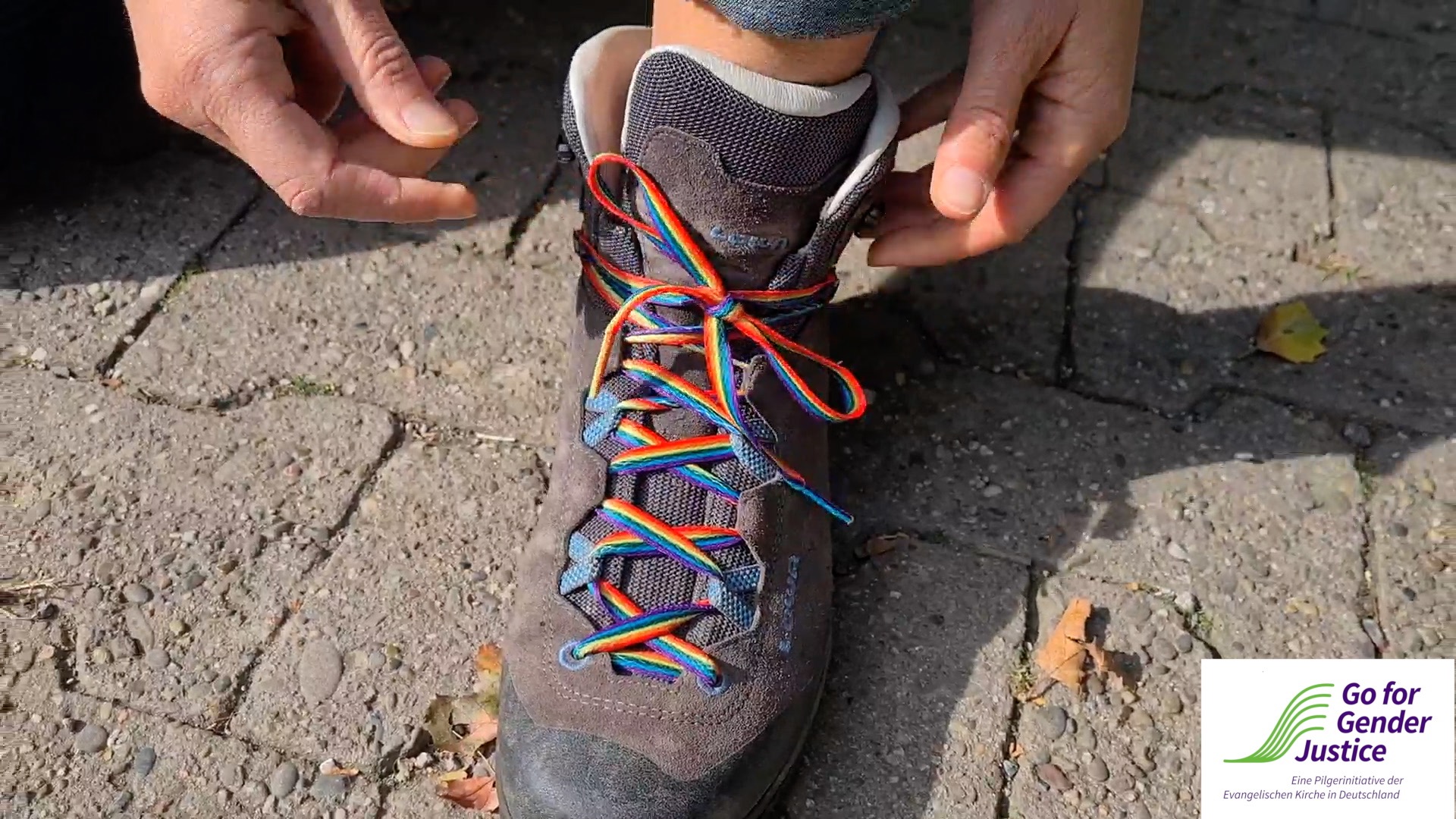 Wanderschuh mit Regenbogenschnürsenkeln