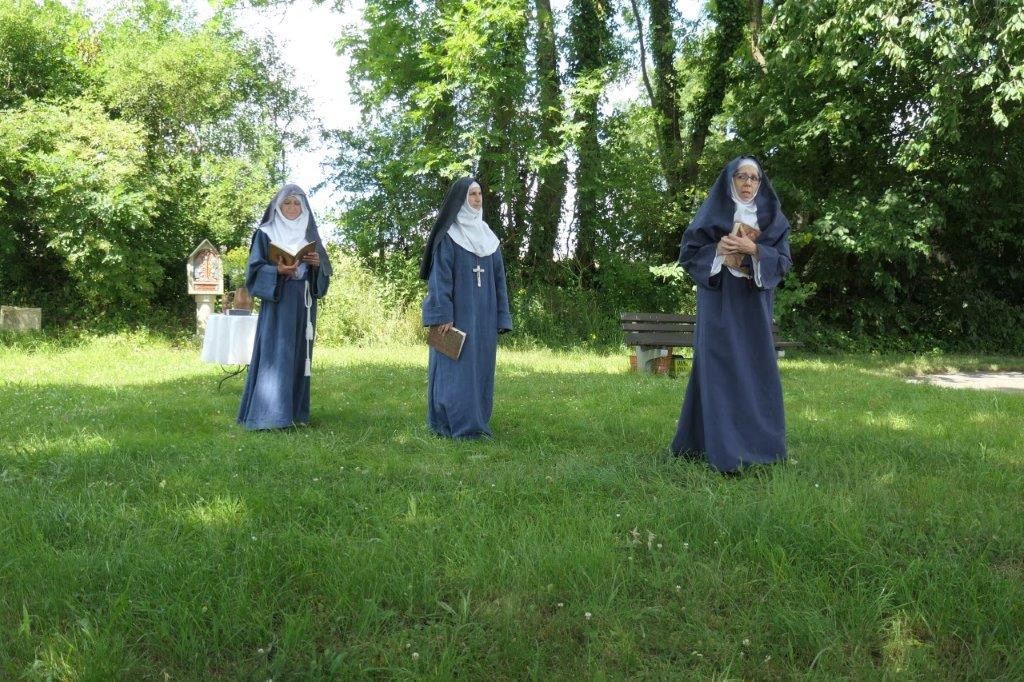 Die Frauengruppe Filia führt das Leben der Hildegard von Binden vor an der Klostermauer in Klosterkumbd vor